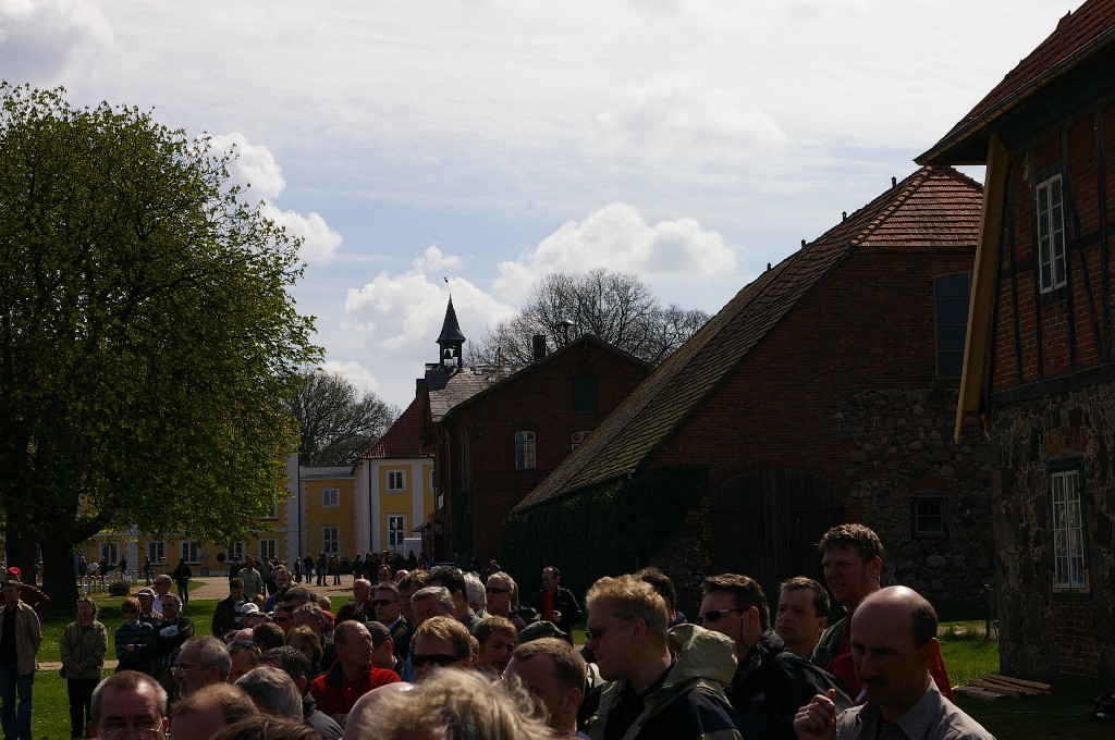 Massenauflauf vor dem Schlossteich